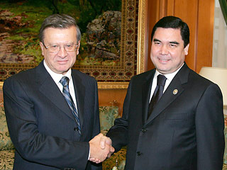 Премьер-министр РФ Виктор Зубков на встрече с президентом Туркмении Гурбангулы Бердымухамедовым