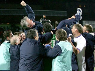Регрессу команды Гуса Хиддинка поспособствовало поражение от команды Израиля в предпоследнем отборочном матче чемпионата Европы-2008
