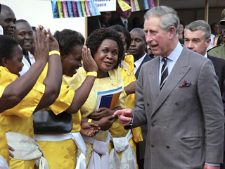 Принц Чарльз встретился в Уганде с перевоспитавшимися проститутками