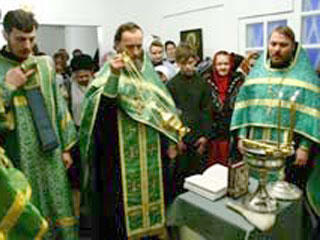 В Архангельске сегодня совершен поджог дома отца Владимир (по центру), настоятеля православного Свято-Ильинского кафедрального собора