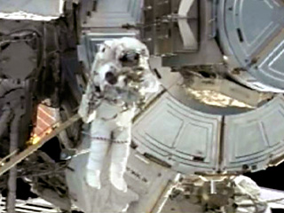 Американские астронавты NASA Пегги Уитсон и Дэниель Тани из экипажа 16-й основной экспедиции на МКС сегодня успешно провели третий, завершающий выход в открытый космос по американской программе