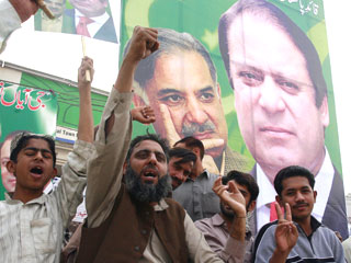 Полиция Пакистана задержала тысячи сторонников бывшего премьер-министра Наваза Шарифа, отстраненного от власти нынешним президентом Первезом Мушаррафом в 1999 году