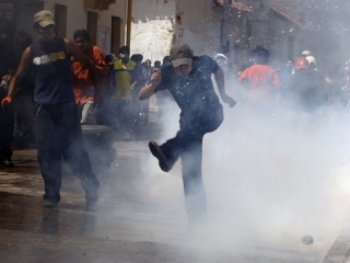 В Сукре третий день не утихают манифестации. Город охвачен беспорядками, демонстранты нападают и громят полицейские участки