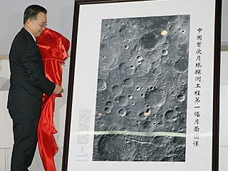 Китайский спутник передал на Землю фотографии Луны