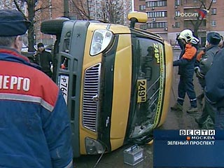 В Москве в понедельник произошло очередное дорожно-транспортное происшествие с участием "маршрутки". На Зеленом проспекте опрокинулась пассажирская "Газель"