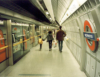 "Голос" лондонского метро Эмма Кларк уволена из-за шуточных объявлений для подземки