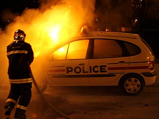 В столкновениях молодежи и полиции под Парижем пострадали 90 человек, из них около 60 полицейских