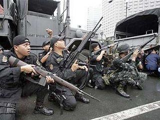 Спецназ Филиппин пошел на штурм отеля, захваченного мятежниками. Они сдаются