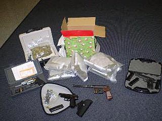 В США задержаны отец и сын, перевозившие марихуану в рождественском подарке 
