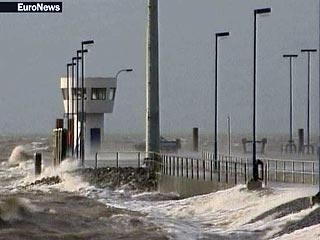 В ближайшие двое суток на западное побережье Ирландии с Атлантического океана ожидается обрушение волн высотой до 14 метров