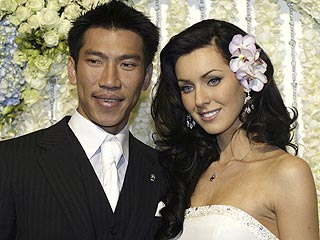 Известный таиландский теннисист Парадорн Сичапан и "Мисс Вселенная-2005" Наталья Глебова, несколько месяцев назад объявившие о помолвке, в четверг сочетались браком в одном из отелей Бангкока