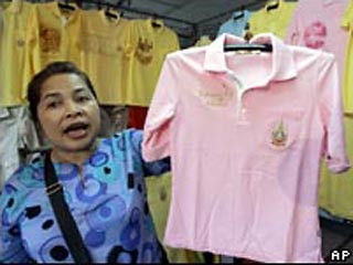 Жители Таиланда вслед за своим королем ударились в моду на розовую одежду: масштабы ошеломляют