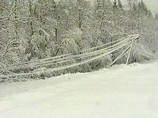 Снежный буран, внезапно налетевший на Владимирскую область во второй половине дня, уже оставил без электроснабжения более 100 населенных пунктов, вывел из строя 73 подстанции