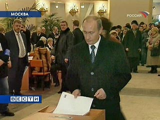 Президент РФ Владимир Путин с супругой проголосовали в воскресенье на выборах в Государственную думу.