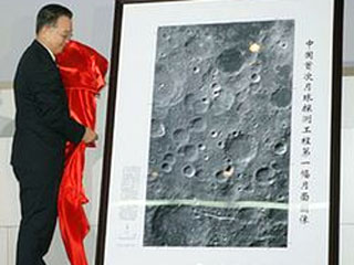 Китай опроверг появившиеся в интернете слухи, что сделанный искусственным спутником, запущенным 24 октября, снимок Луны является копией фотографии NASA