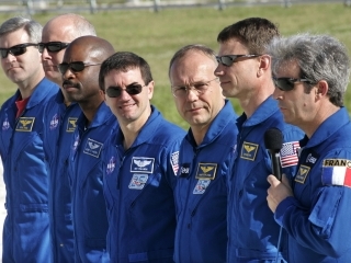 Состоящий из семи человек экипаж космического корабля многоразового использования Atlantis прибыл на космодром на мысе Канаверал (штат Флорида) для подготовки к намеченному на 6 декабря запуску к Международной космической станции
