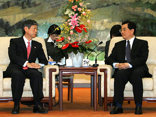 Шестисторонняя встреча по решению северокорейской ядерной проблемы откладывается. Об этом во вторник сообщил глава МИД Японии Масахико Комура (на фото слева)