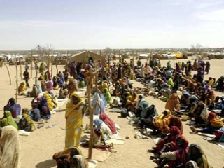 Обстановка в лагерях беженцев в Дарфуре вплотную приблизилась к взрывоопасному рубежу, заявили международные посредники по Судану 