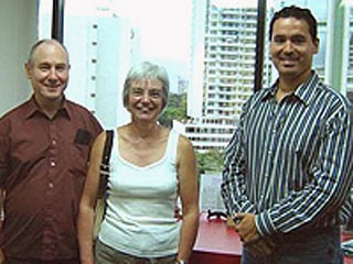 На днях знакомая Дарвина нашла в интернете фотографию 2006 года, на которой Джон и его жена Энн (или люди, похожие на них как две капли воды) изображены в компании директора фирмы Move to Panama ("Переедь в Панаму")