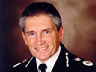 Недавний глава общебританской автодорожной полиции Мередидд Хьюз был приговорен к лишению водительских прав сроком на 42 дня и к штрафу в 350 фунтов стерлингов