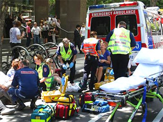 В четверг на электроподстанции в австралийском городе Мельбурне произошел взрыв, в результате чего в одном здании произошел пожар, а в соседней 35-этажной башне более 100 человек оказались заблокированы