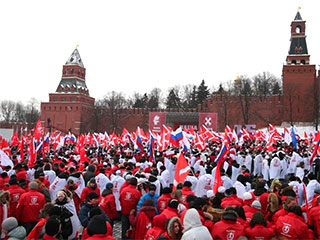 Прокремлевское движение "Наши" проводит 6 декабря в Москве финальную из серии акций, посвященных победе на думских выборах "Единой России"