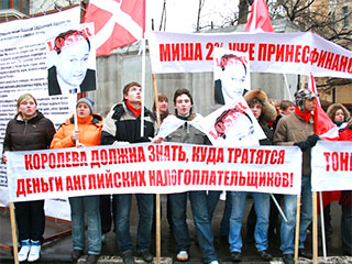 В среду активисты пропутинского молодежного движения "Наши" провели возле посольства Великобритании в Москве акцию против Энтони Брентона