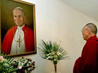 Далай-лама глубоко уважает Бенедикта XVI, но ему не хватает Папы Войтылы