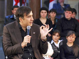 "Мы сделаем так, чтобы пенсия в Грузии была равна 100 долларам", - заявил Саакашвили