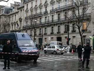 У французских следователей нет какой-либо существенной версии относительно взрыва в адвокатской конторе в центре Парижа посылки с двумя взрывными устройствами