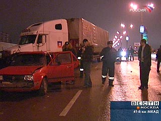 На МКАДе столкнулись два грузовика и девять легковых машин: четверо пострадавших