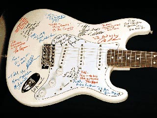 На британской почте потеряли гитару с автографами звезд стоимостью 40 тыс. долларов
