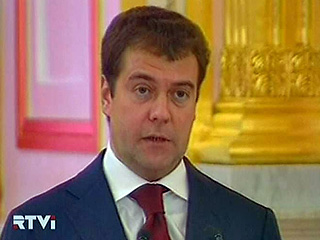 Дмитрий Медведев, которого с 2005 года раскручивали как преемника, при этом редко дает обещания на камеру и под запись. В основном говорит о том, что надо больше работать в контакте с реальностью