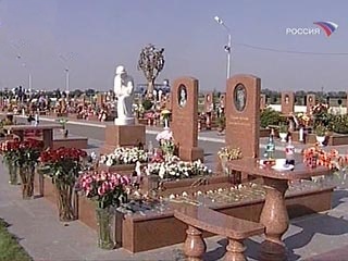 Чеченские паломники на хадж справляли нужду у мемориального кладбища в Беслане 