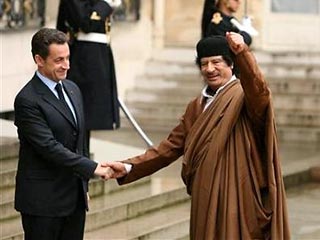 Cвои подписи под документом, официально названным "Соглашение о сотрудничестве с целью развития и мирного использования ядерной энергии" поставили президент Франции Николя Саркози и глава Ливии Муаммар Каддафи
