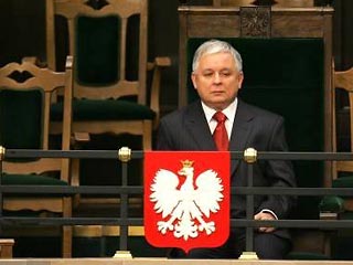 Как передает ИТАР-ТАСС, президенту Качиньскому пришлось пойти на уступки и отказаться от намерения представлять свою страну на саммите Евросоюза