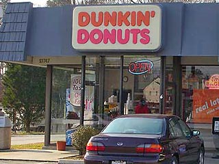 Грабитель зашел в помещение одного из ресторанов сети быстрого питания Dunkin' Donuts и заказал пирожное