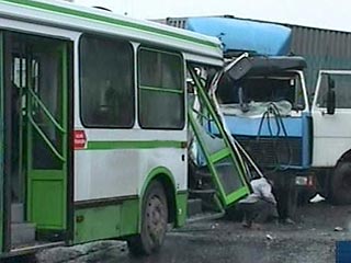 В Екатеринбурге автобус столкнулся с грузовиком: 10 пострадавших