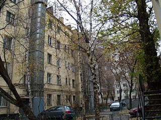 Коренных москвичей, десятилетиями стоящих в очереди на получение муниципального жилья, жильцов ветхих домов и пятиэтажек, идущих под снос, переселят за МКАД