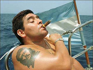 Марадона подбирает место на своем теле для портрета Уго Чавеса