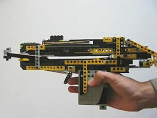 Пистолет из Lego, который стреляет по-настоящему 