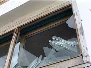 По предварительным данным, убитых и раненых в результате взрывов нет, однако в некоторых домах взрывной волной были выбиты стекла