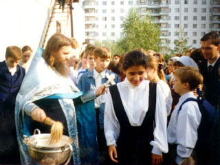 В петербургской гимназии учеников заставляли учить "Закон Божий" и молиться