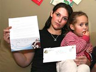 Как сообщает газета The Ottawa Citizen, по меньшей мере десять неприличных писем написал неизвестный маленьким канадцам, которые накануне рождества отправили Санта Клаусу на Северный полюс письма с пожеланиями