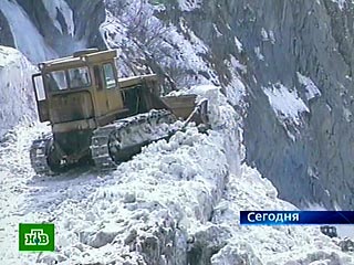 Две снежных лавины заблокировали на Транскаме десяток автомобилей