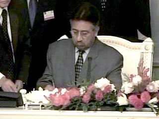 Как сообщает ТВ, Мушарраф только что подписал документ о прекращении действия ЧП в Пакистане.