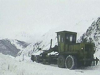 Спасателям пока не удалось очистить от снега Транскавказскую магистраль