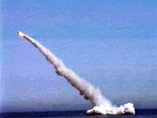 Атомный подводный ракетоносец Северного флота "Тула" произвел в понедельник учебно-боевой пуск межконтинентальной баллистической ракеты (МБР)