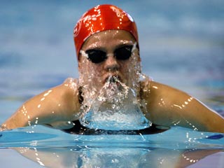 Юлия Ефимова стала в Венгрии трехкратной чемпионкой Европы по плаванию
