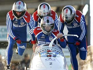 Экипаж Александра Зубкова выиграл третий этап Кубка мира по бобслею